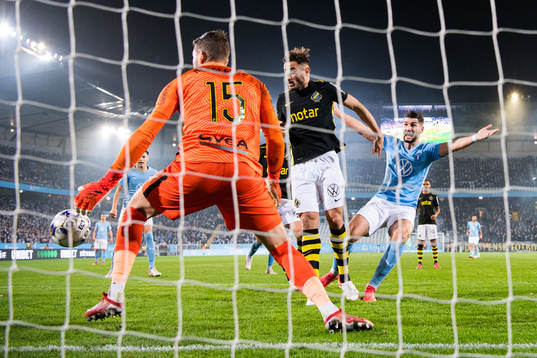 Malmö FFs Veljko Birmancevic (ej i bild) gör 1-0 när