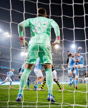 Malmö FFs Anel Ahmedhodzic och Lasse Nielsen nickar undan