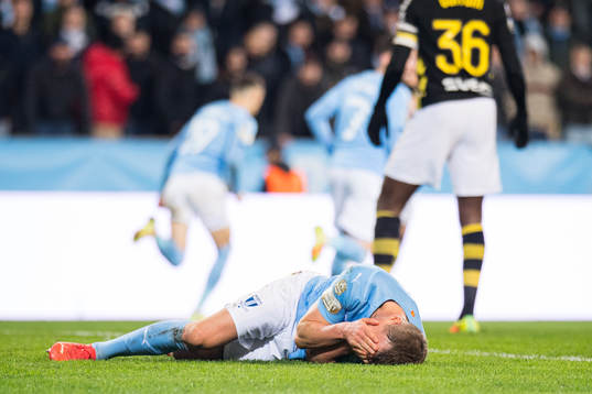 Malmö FFs Eric Larsson har ont