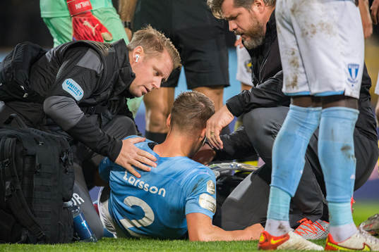 Malmö FFs Eric Larsson har ont