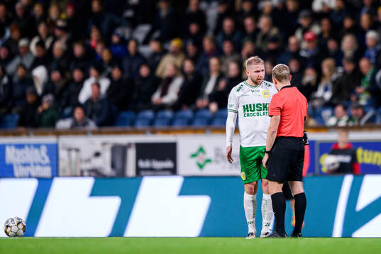 Hammarbys Darijan Bojanic i samtal med domaren