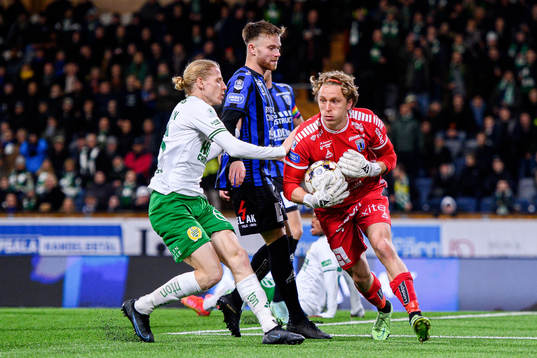 Sirius målvakt August Ahlin med en räddning framför