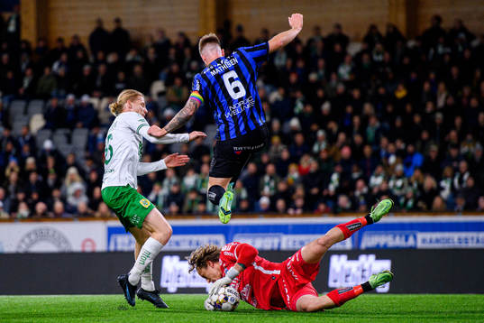 Sirius målvakt August Ahlin med en räddning Marcus