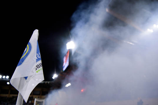 Hörnflagga framför Hammarbys supportrar