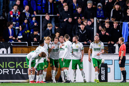 Hammarbys spelare jublar med Richard Magyar