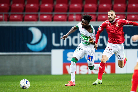 Varbergs Gideon Mensah och Kalmars Filip Sachpekidis