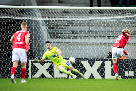 Kalmars Oliver Berg gör 1-0 på straff