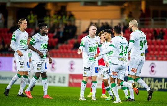 Varbergs Anton Liljenbäck jublar med lagkamrater
