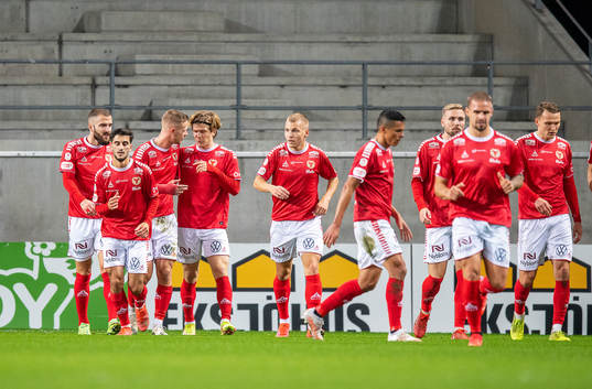 Kalmars Oliver Berg jublar med lagkamrater