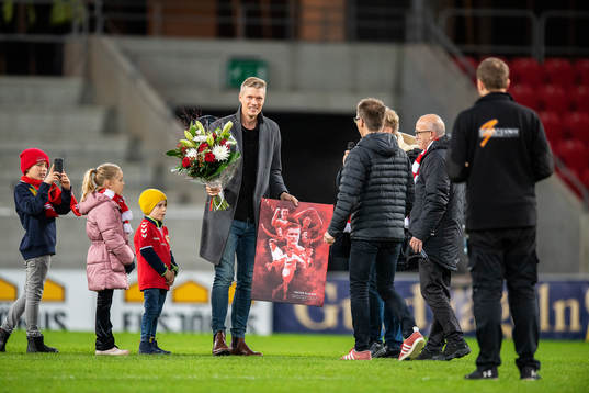 Kalmars Victor Elm tackas av