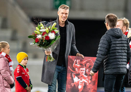 Kalmars Victor Elm tackas av