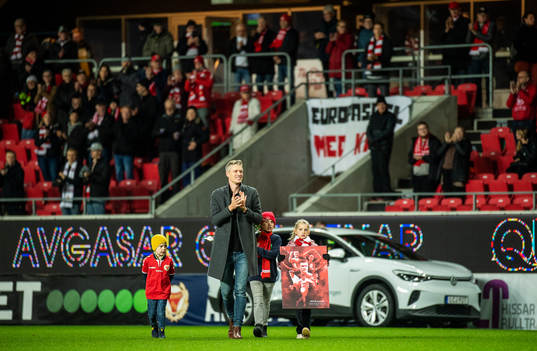 Kalmars Victor Elm tackas av