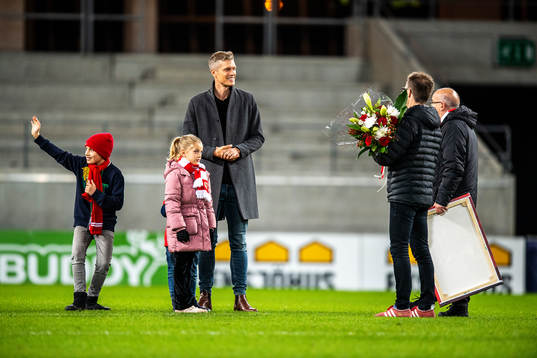 Kalmars Victor Elm tackas av