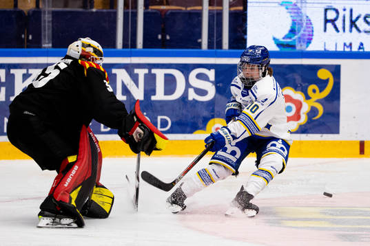 Brynäs  målvakt Ellen Johnsson och Leksands Phoebe Staenz