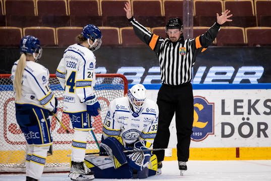 Domare Filip Granrud och Leksands målvakt Amanda Johansson