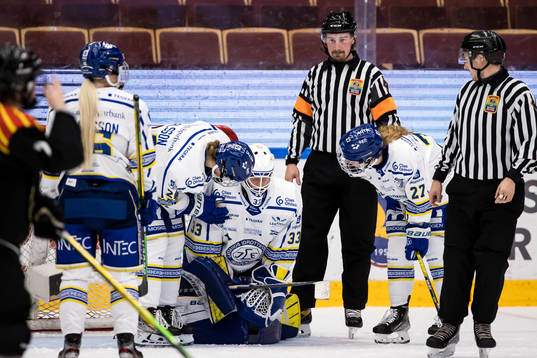 Leksands Ida Karlsson och målvakt Amanda Johansson och