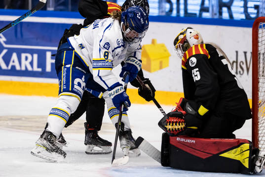 Leksands Ella Albinsson och  Brynäs målvakt Ellen Johnsson