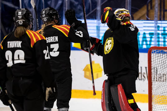 Brynäs målvakt Ellen Johnsson och  Emma Forsgren jubel