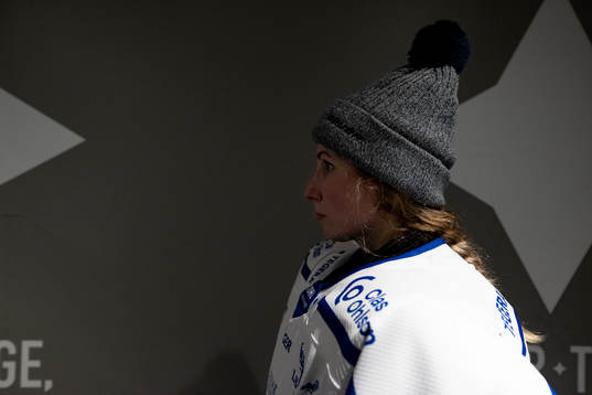 Leksands målvakt Jule Flötgen innan  ishockeymatchen i