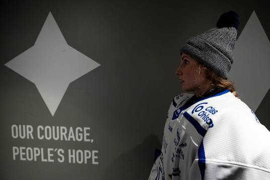Leksands målvakt Jule Flötgen innan  ishockeymatchen i