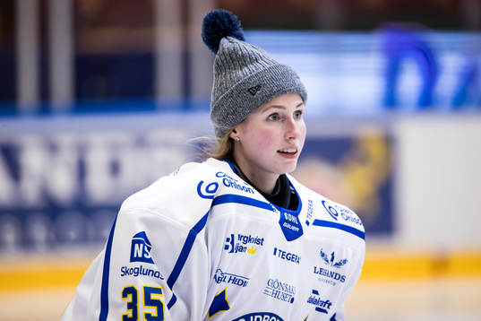 Leksands målvakt Jule Flötgen innan  ishockeymatchen i