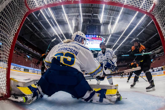 Leksands målvakt Amanda Johansson och Payge Pena och