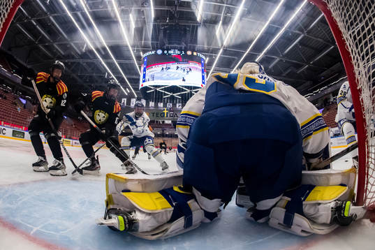 Brynäs Fanny Brolin och  Jaycee Gebhard framför Leksands