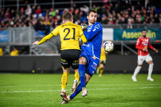 Elfsborgs Rasmus Alm och Degerfors målvakt Alfie Malik