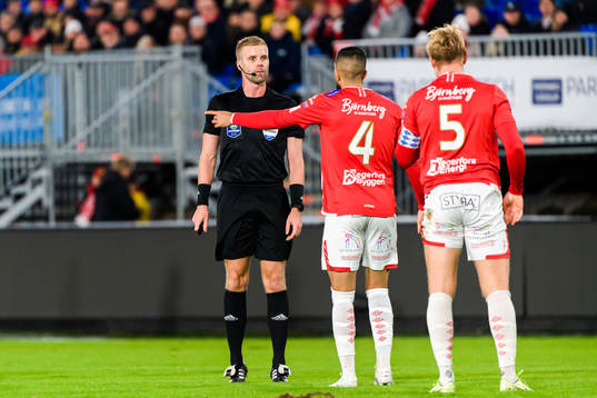 Degerfors Sean Sabetkar i samtal med domare Glenn Nyberg
