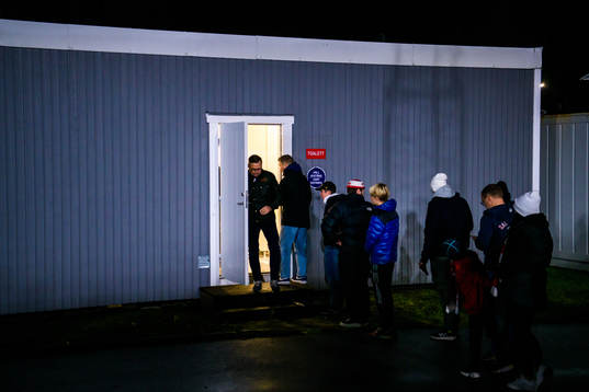 Kö utanför toaletten i halvtid