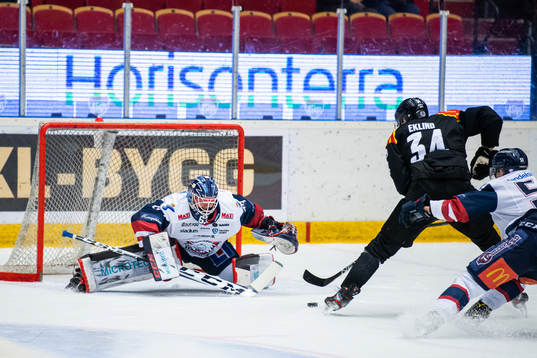 Brynäs Oscar Eklind och Linköpings målvakt Marcus