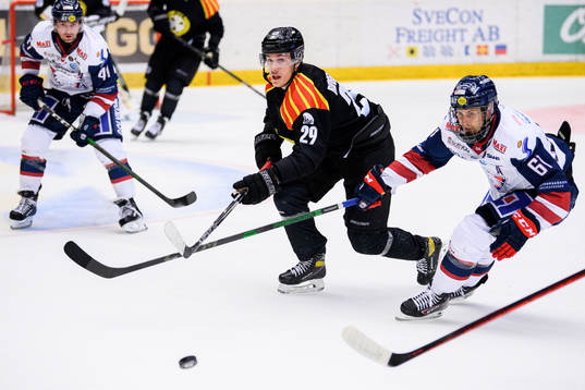 Brynäs Oscar Birgersson och Linköpings Markus Ljungh
