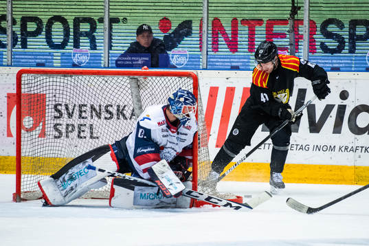 Brynäs Greg Scott och Linköpings målvakt Marcus Högberg