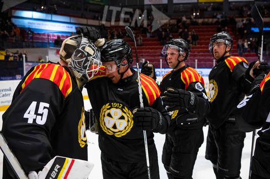Brynäs Greg Scott jublar med målvakt Viktor Andrén