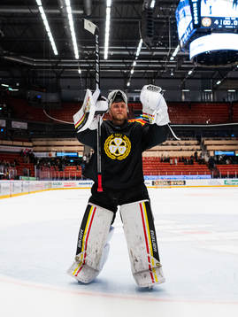 Brynäs målvakt Viktor Andrén jublar
