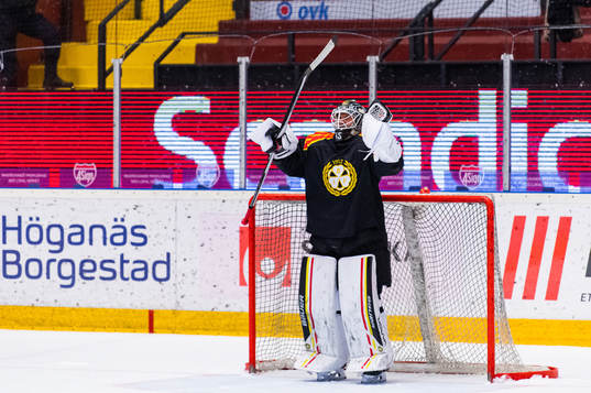 Brynäs målvakt Viktor Andrén jublar
