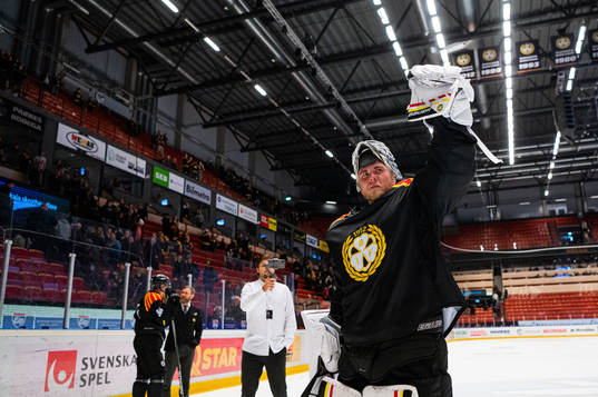 Brynäs målvakt Viktor Andrén jublar