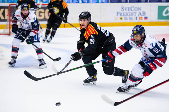 Brynäs Oscar Birgersson och Linköpings Markus Ljungh