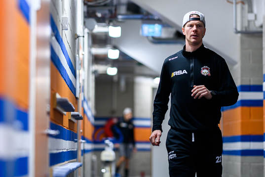 Malmö Redhawks Lars Bryggman värmer upp före