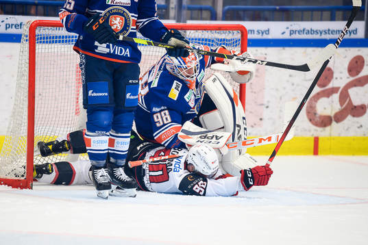 Malmö Redhawks Lance Bouma krockar med Växjös målvakt