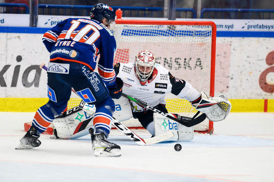 Växjös Richard Gynge framför Malmö Redhawks målvakt