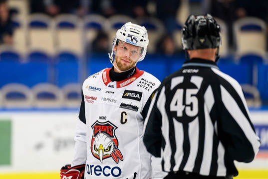 Malmö Redhawks Carl Söderberg pratar med Linjedomare
