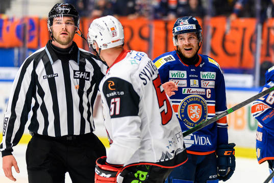 Irriterat mellan Malmö Redhawks Emil Sylvegård och