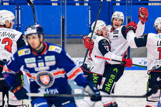 Malmö Redhawks Kalle Östman och Eric Engstrand jublar