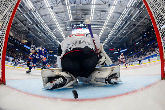 Växjös Tobias Rieder gör mål 2-1 bakom Malmö Redhawks