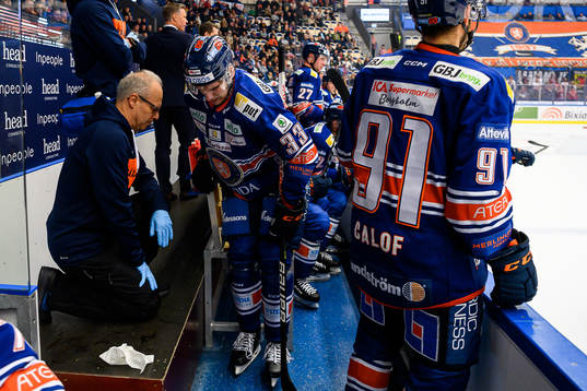 Växjös Julius Nättinen undersöks av lagläkare Stefan