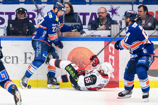 Växjös Martin Lundberg tacklar Malmö Redhawks Alexander