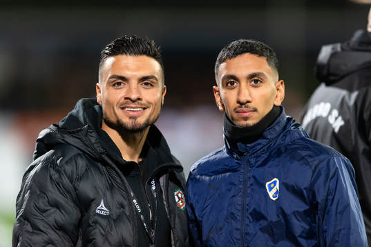 Örebros Ahmed Yasin och Halmstads Amir Al-Ammari före