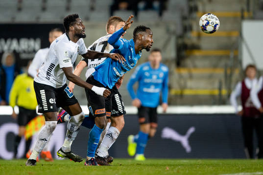 Örebros Örebros Nasiru Moro och Halmstads Sadat Karim
