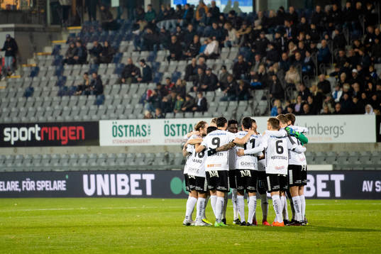 Örebros spelare före fotbollsmatchen i Allsvenskan mellan